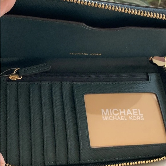 MICHAEL KORS JET SET LARGE FLAT GREEN LEATHER WALLET/WRISTLET PHONE CASE NEW TAG - Picture 9 of 12